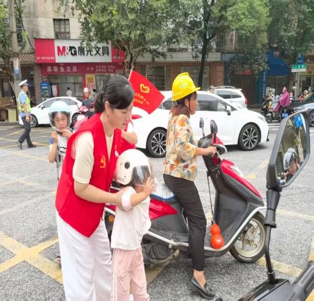 联星街道文化社区：金秋护航开学路 暖心守护伴童行