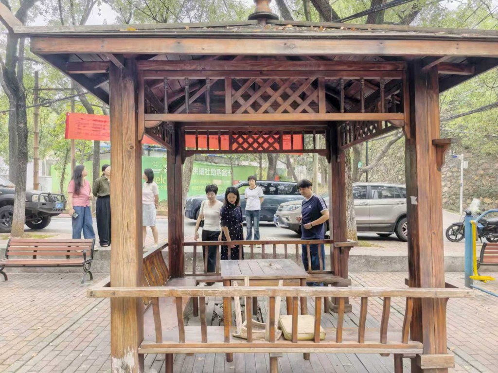 情暖中秋送关怀 实地排查保平安