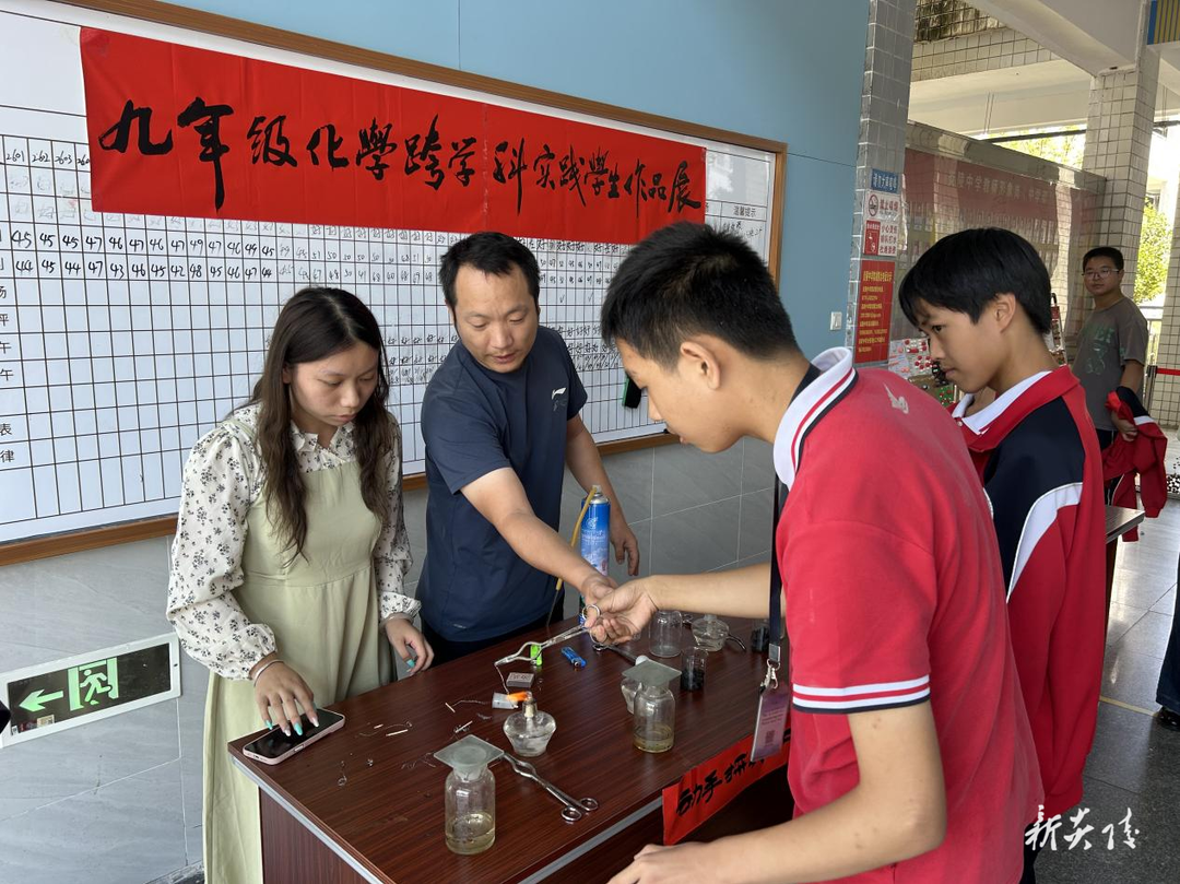 炎陵中学开展化学实践展览活动