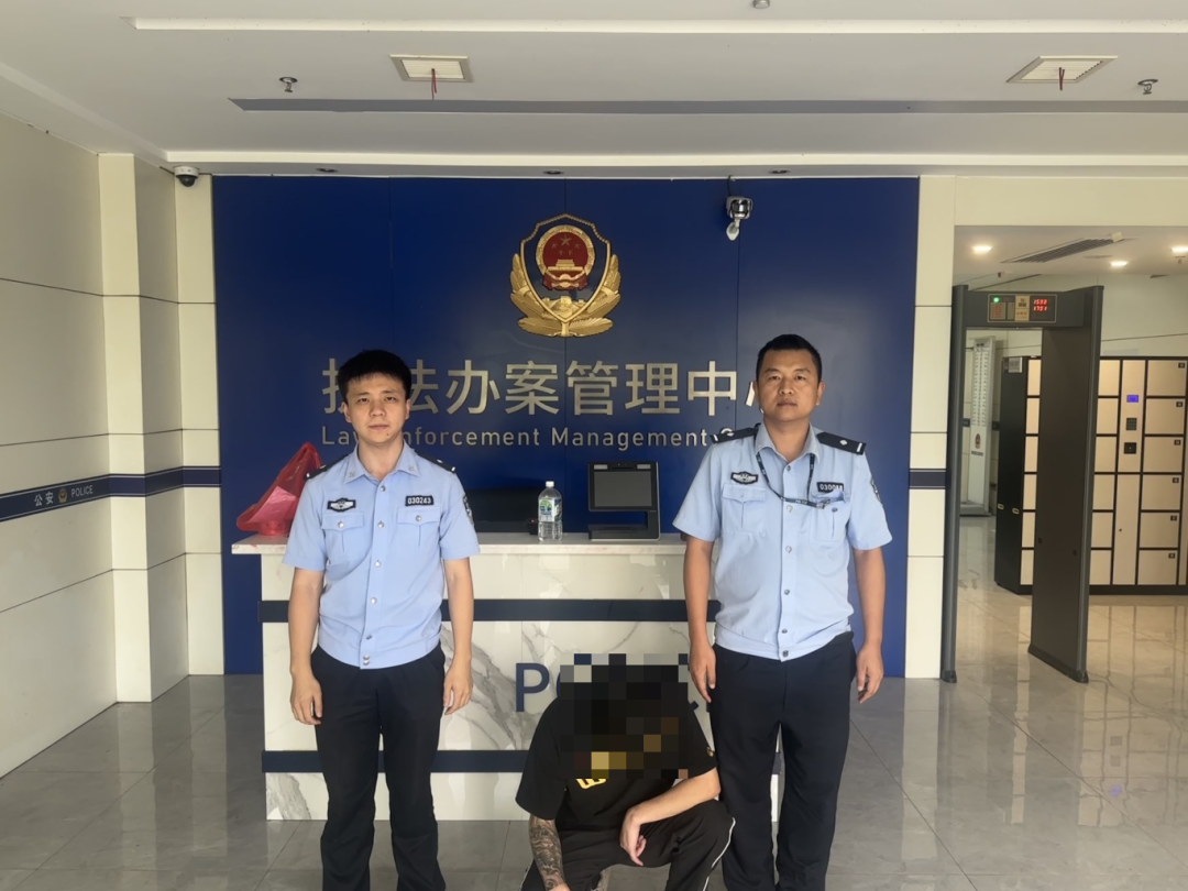 男子深夜贴小卡片，当场被抓！