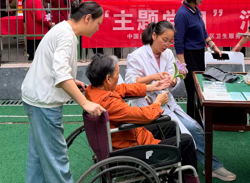 健康服务进社区，敬老义诊暖桑榆