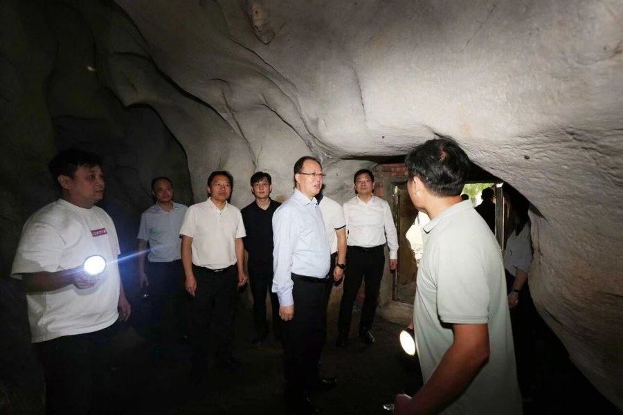 毛伟明暗访检查溶洞污染问题排查整治和安全生产工作