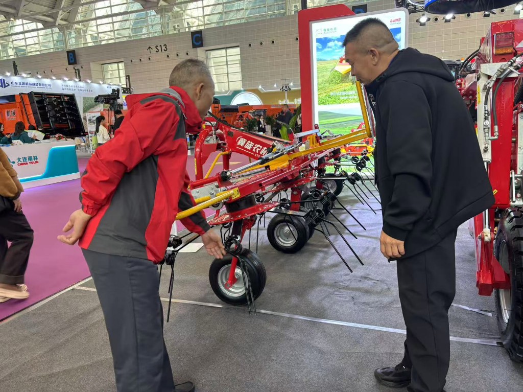 株洲市农机事务中心赴津参观2026中国国际农业机械展览会 ——聚焦智慧绿色农机 学习先进装备技术 助推丘陵山区农机化发展