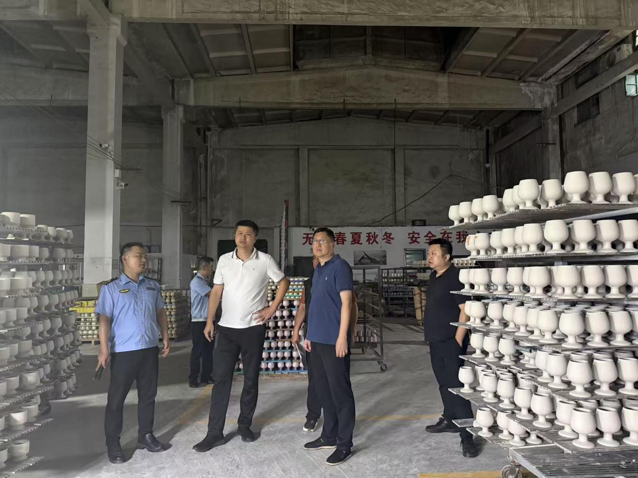 夜查暗访护蓝天 紧盯重点促整改