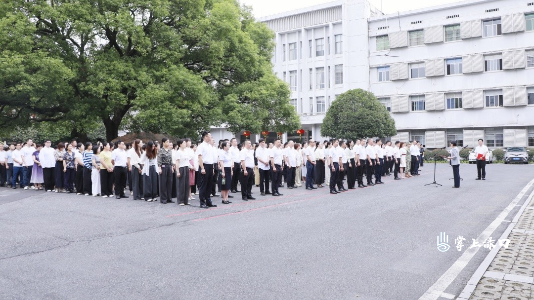 渌口区举行国庆升国旗仪式 缅怀革命先烈祝福伟大祖国